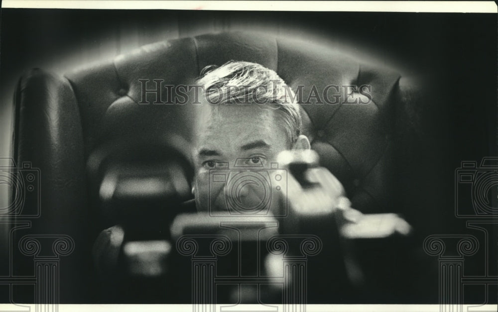 1990 Press Photo Wisconsin Governor Tommy Thompson interview at Rhinelander - Historic Images