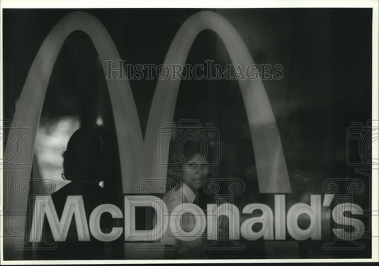 1993 A worker at Mcdonald's restaurant in Kenosha after a shooting - Historic Images