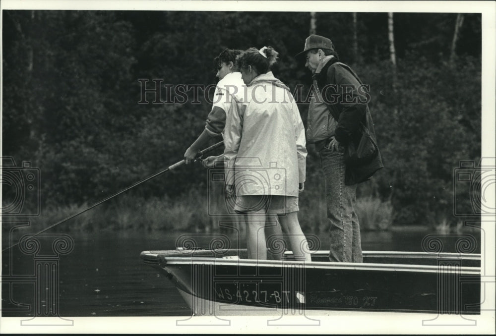 1990 Tommy Thompson &amp; family fishing at Minocqua Lake, Wisconsin - Historic Images
