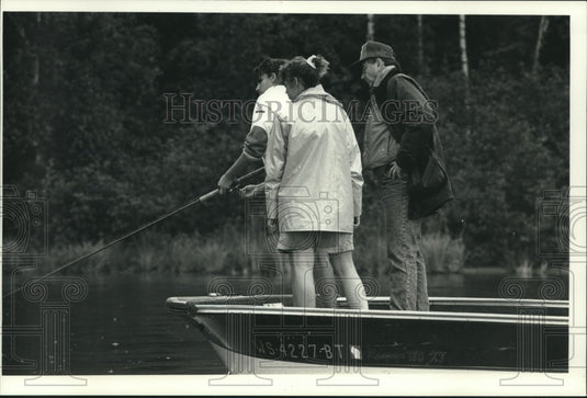 1990 Tommy Thompson & family fishing at Minocqua Lake, Wisconsin - Historic Images
