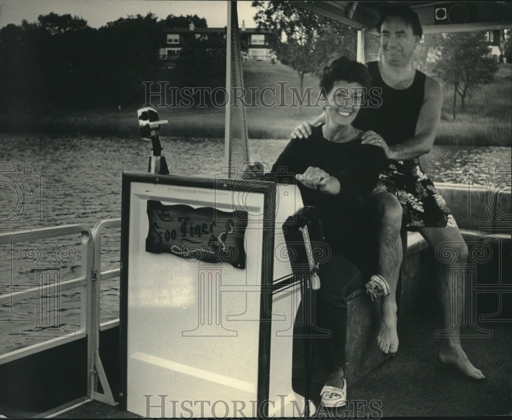 1986 Press Photo Tommy &amp; Sue Ann Thompson relax a on boat on Swan Lake , Portage - Historic Images