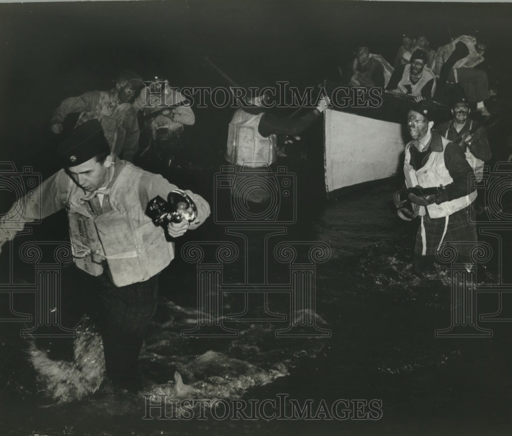 1942 Press Photo Wisconsin University commandos in training crossed Lake Mendota - Historic Images