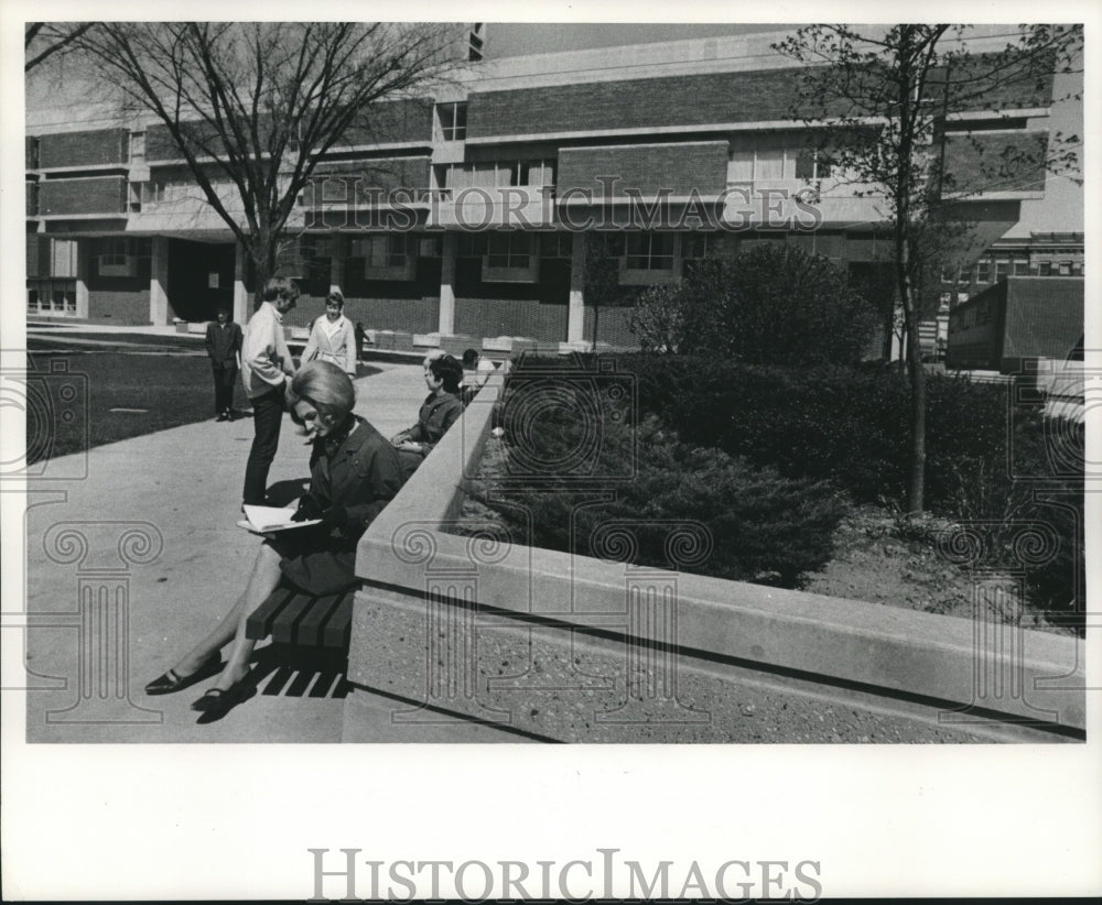 1968 Press Photo Students Relax and Study on Benches at University in Milwaukee - Historic Images