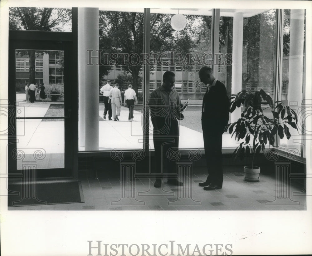 1962 Press Photo Men Have a Conversation at University of Wisconsin - Milwaukee - Historic Images