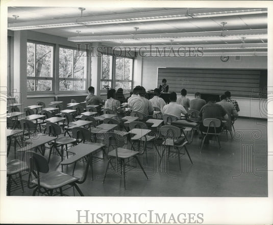1962 Press Photo Class at University of Wisconsin - Milwaukee Fine Arts - Historic Images