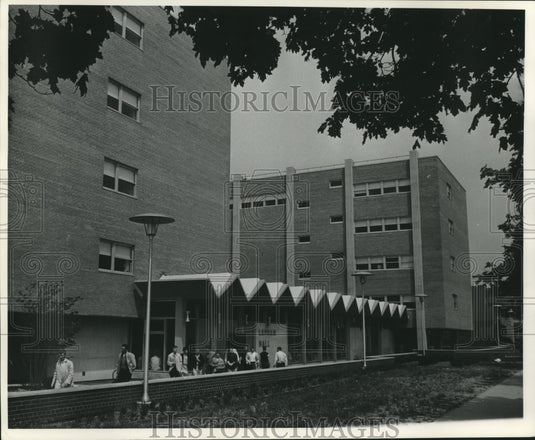 1962 Press Photo Pedestrian Traffic at University of Wisconsin - Milwaukee - Historic Images