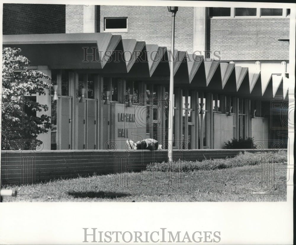 1965 Press Photo Student Snoozes in Sun Outside Lapham Hall at UW - Milwaukee - Historic Images