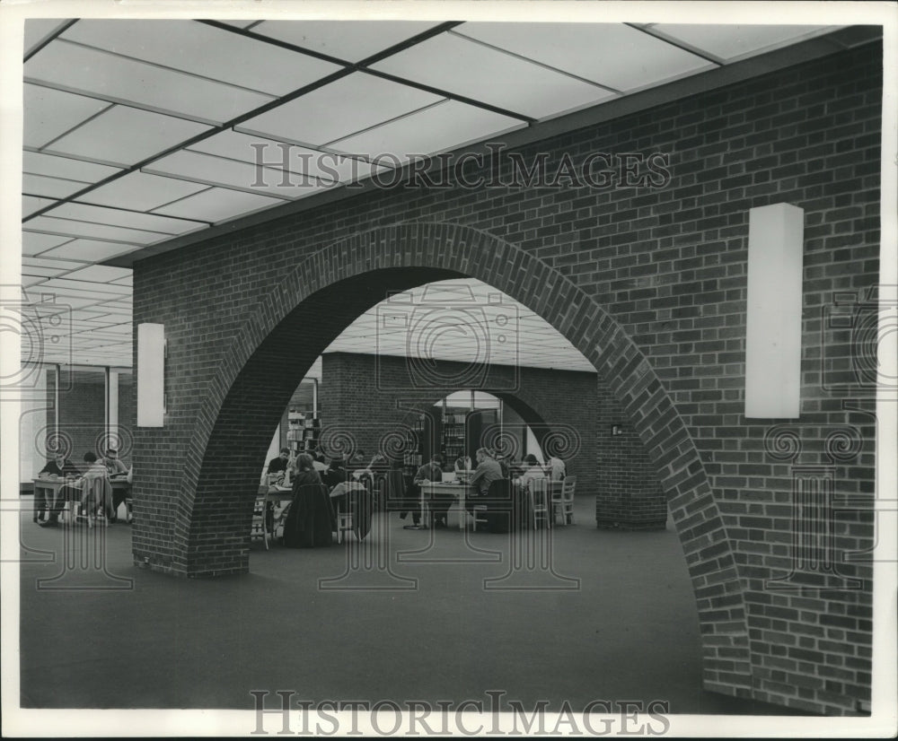 1967 Press Photo Students Enjoy New Furnishings at UW - Milwaukee Library - Historic Images