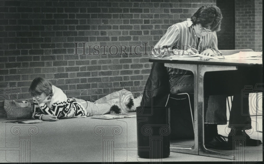 1975, Students Study at University of Wisconsin - Milwaukee Library - Historic Images