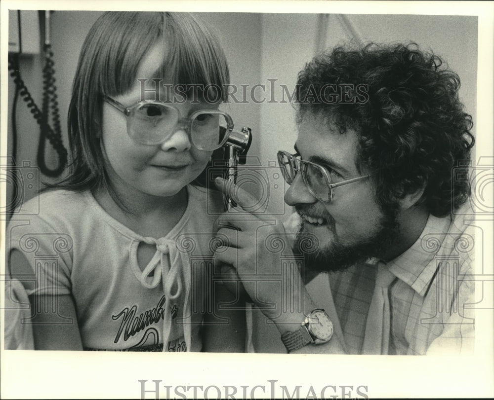 1984 Press Photo Physician John Martini examined Tera Erickson at UW-Parkside - Historic Images