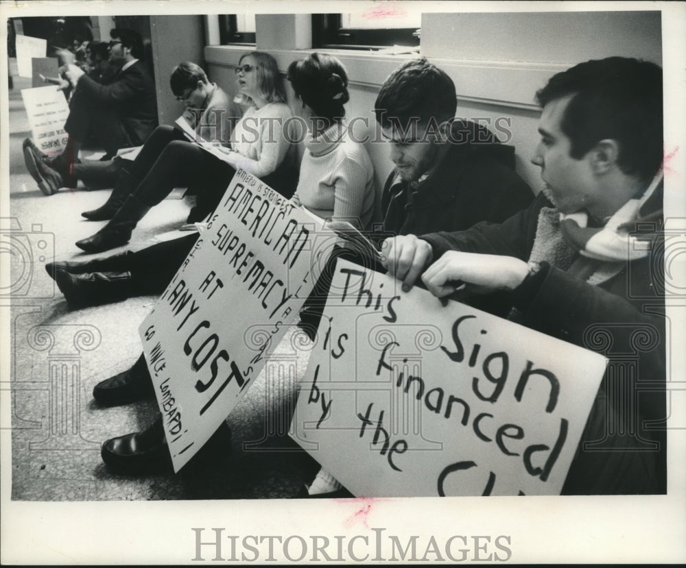 1967 Press Photo University of Wisconsin Milwaukee students stage a sit-in- Historic Images