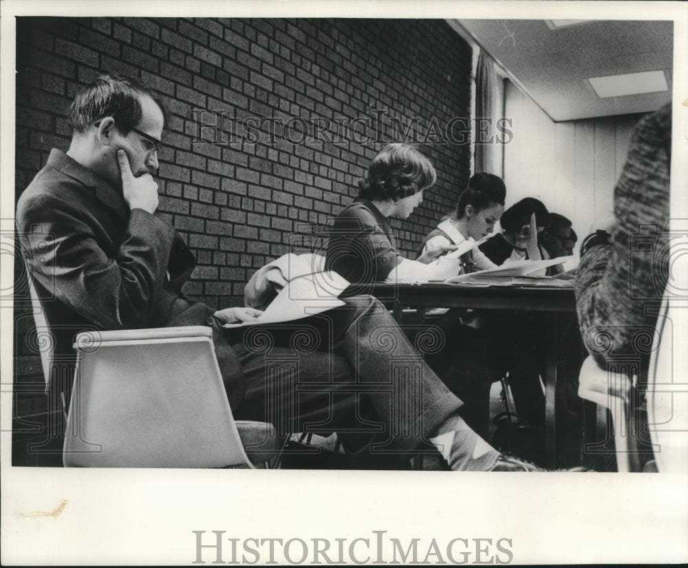 1964, Students from the University of Wisconsin prepare for mock UN - Historic Images