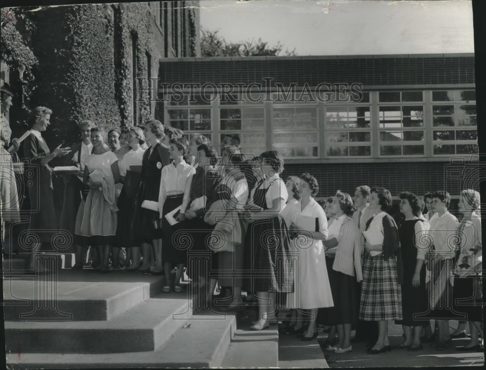 1955 Press Photo New Wisconsin State college students take orientation tours - Historic Images