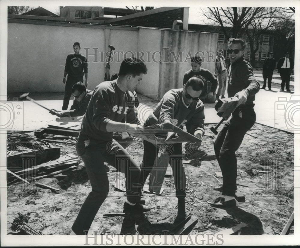 1963 Press Photo University of Wisconsin, Milwaukee Students Use Sledge Hammers - Historic Images