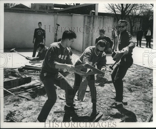 1963 Press Photo University of Wisconsin, Milwaukee Students Use Sledge Hammers - Historic Images