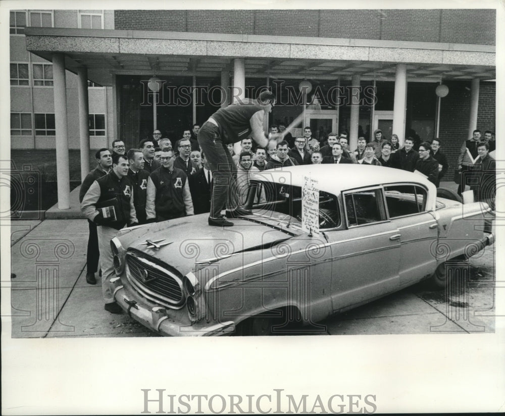 1964 Press Photo 25 Cents a sledgehammer hit-1955 sedan UW-Milwaukee Fraternity - Historic Images