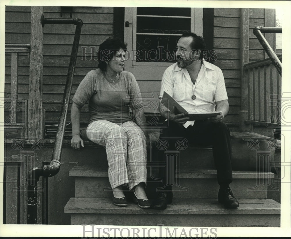 1982 Press Photo Sara Raman, Ted Uribe talking on her front porch, Wisconsin. - Historic Images