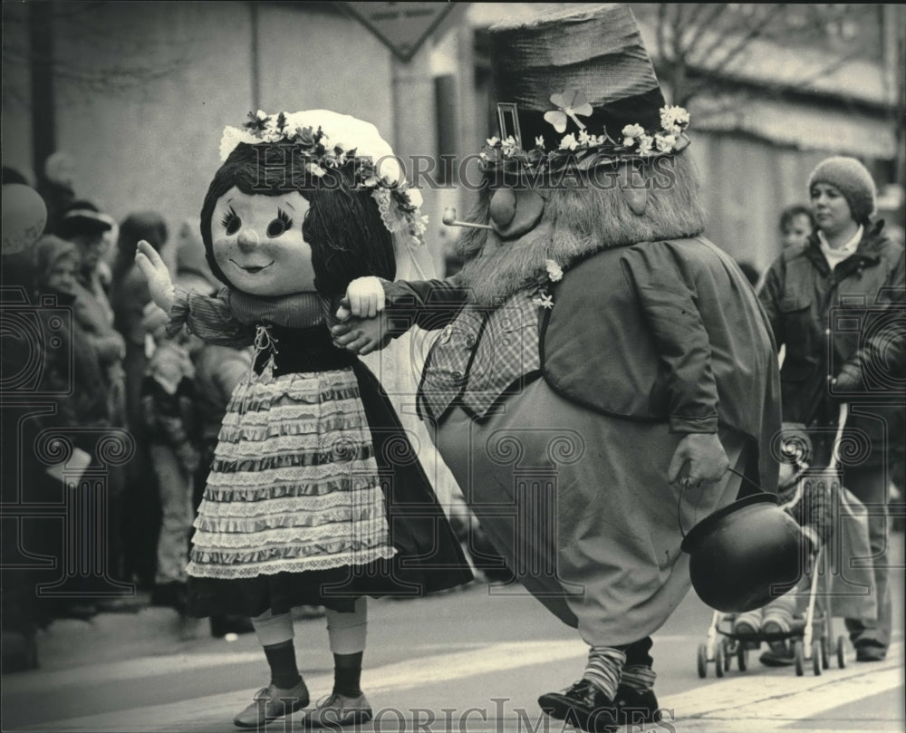1986 Two irish characters in St. Patrick&#39;s Day Parade - Historic Images
