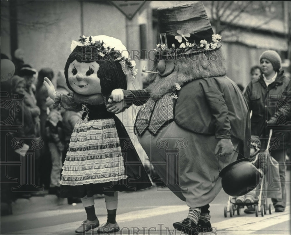 1986 Two irish characters in St. Patrick's Day Parade - Historic Images