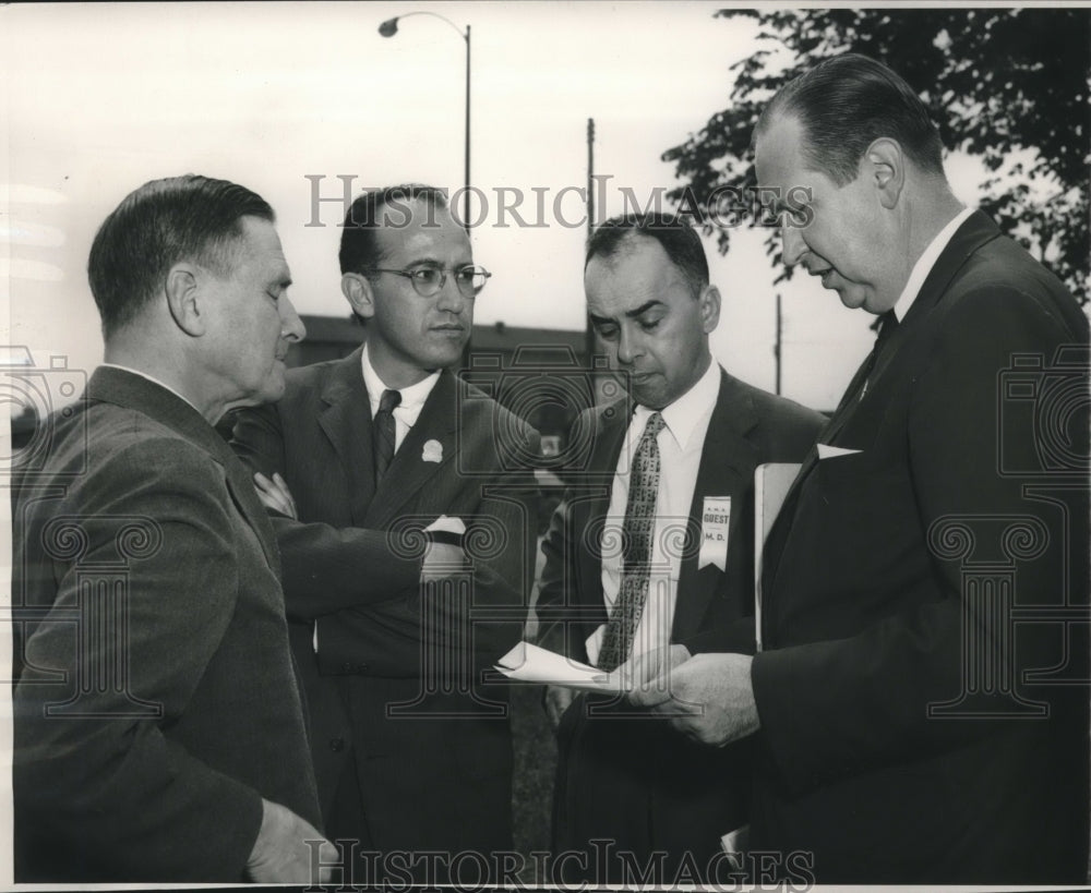 1956 Press Photo Doctors talk at the 105th American Medical Association meeting - Historic Images