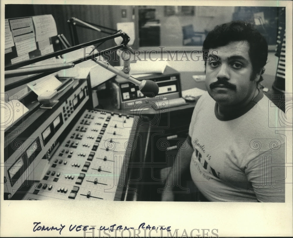 1983 Press Photo Disc Jockey for WRJN Radio Tommy Vee Works in Studio - Historic Images