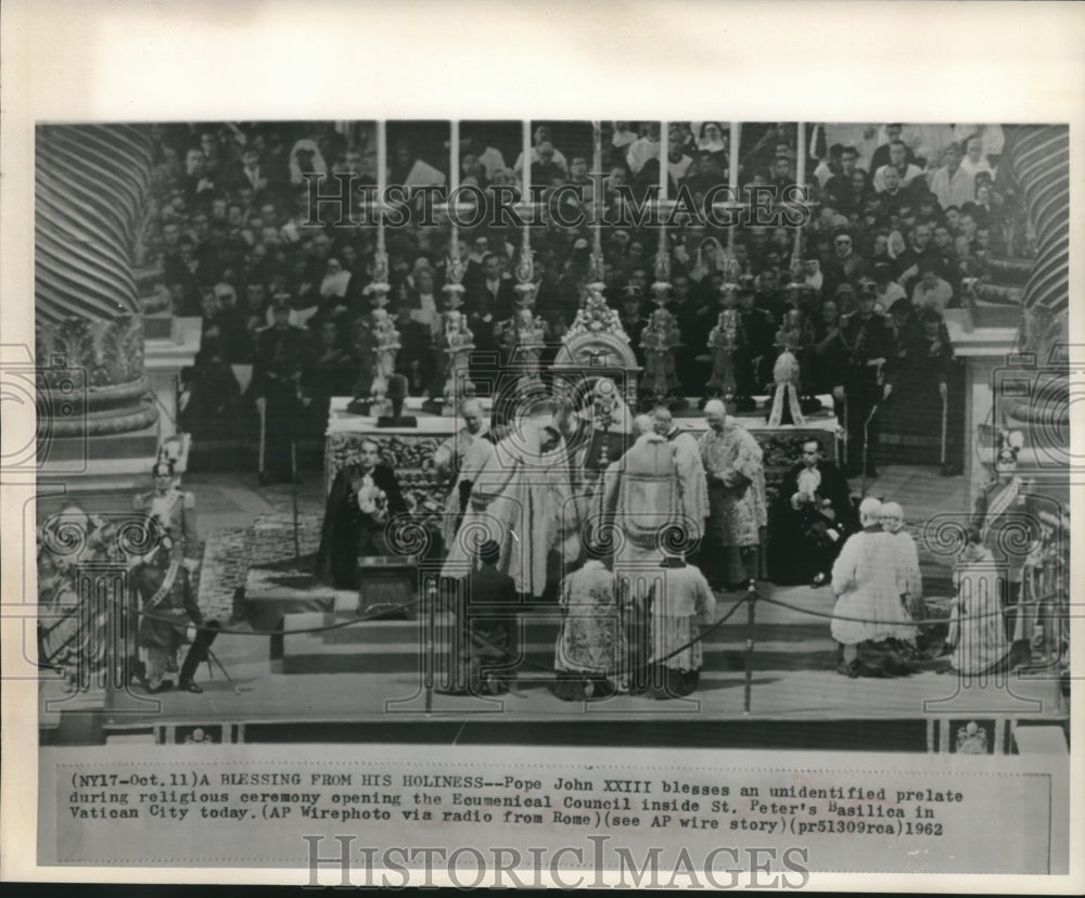 1962 Press Photo Pope John XXIII Blesses Unidentified Prelate During Ceremony - Historic Images