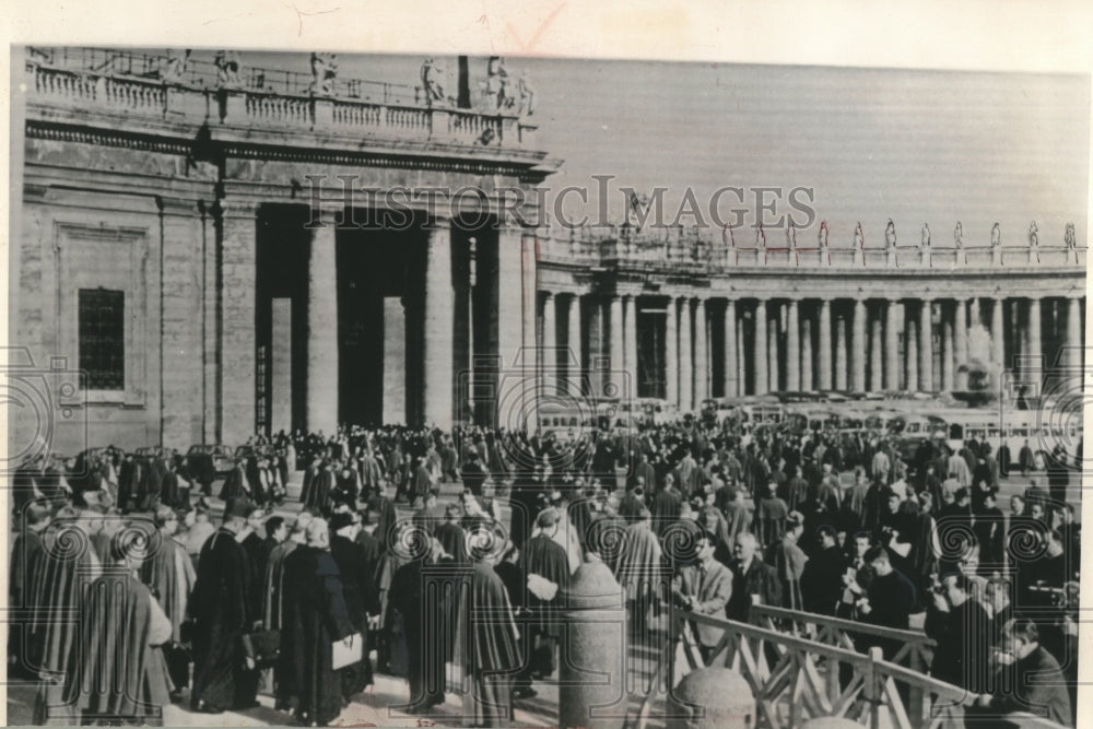 1963 Press Photo Council Fathers Leave St. Peter&#39;s Basilica in Vatican City - Historic Images