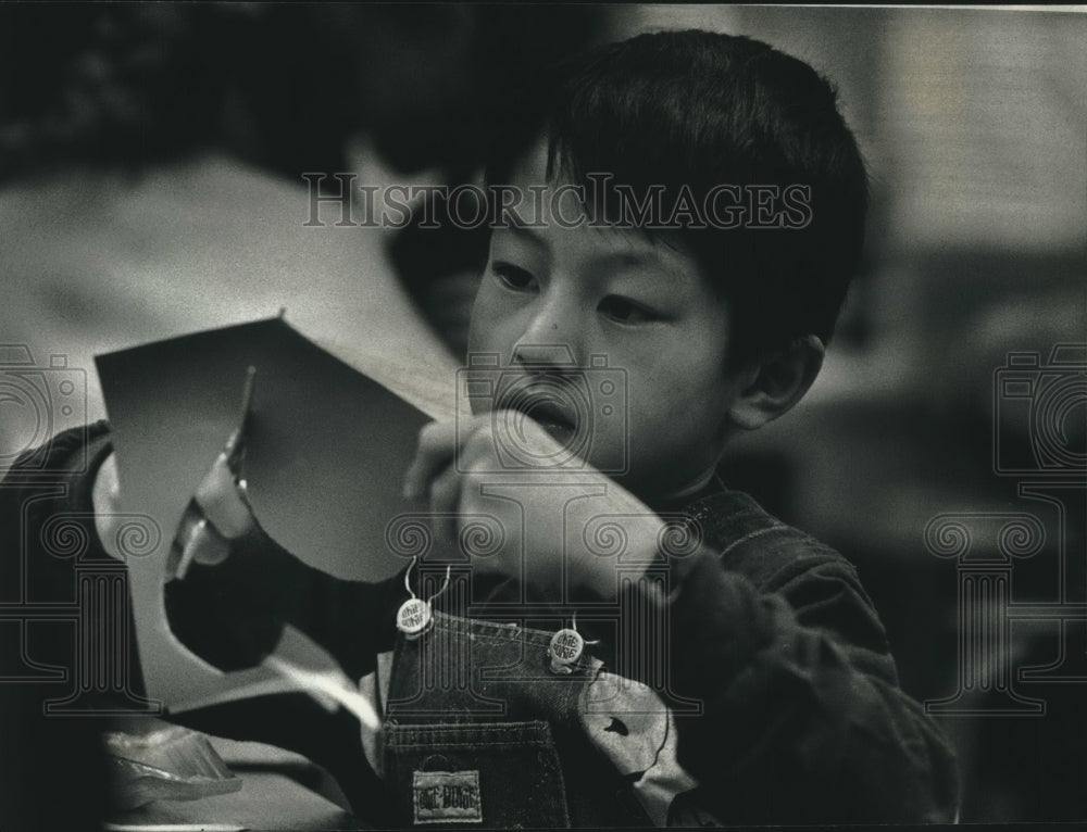 1993 Press Photo Mike Vang cuts out a paper heart - mjc19281 - Historic Images