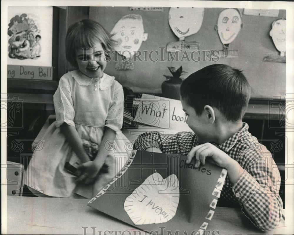 1982 Two first-graders exchange valentines at Hi Mount School - Historic Images