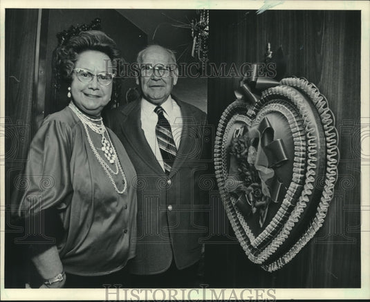 1986 Huge Valentines heart hangs on this couple's door - Historic Images