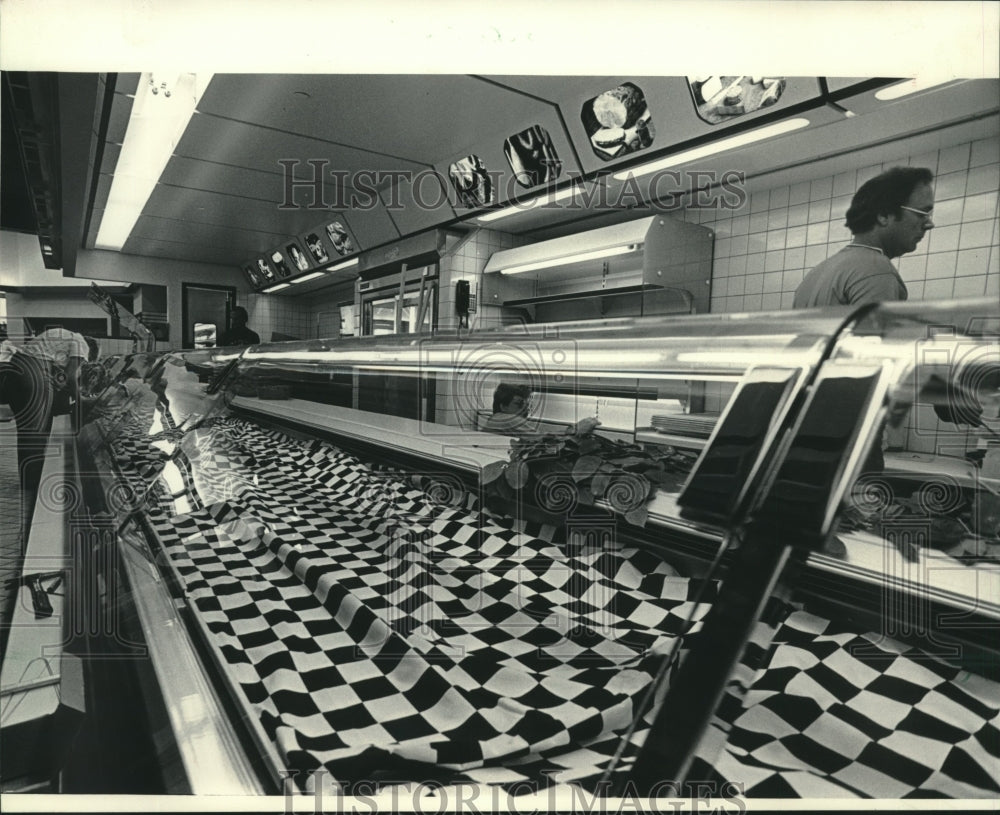 1985 European-style deli case , Richards Market, Brookfield - Historic Images