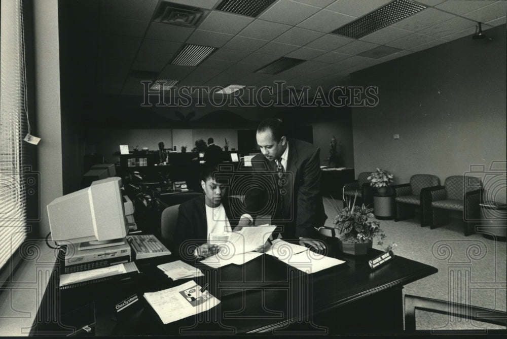 1993 Press Photo Valley Bank employees at new branch in Milwaukee - mjc19298 - Historic Images