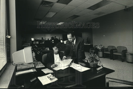 1993 Press Photo Valley Bank employees at new branch in Milwaukee - mjc19298 - Historic Images