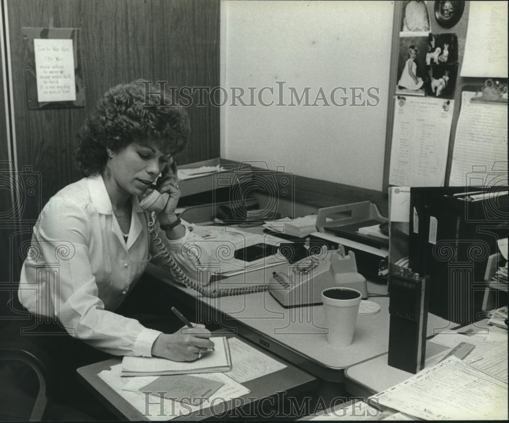1982 Press Photo Detective Jody Urso of the Dane County Sheriff&#39;s office at work - Historic Images