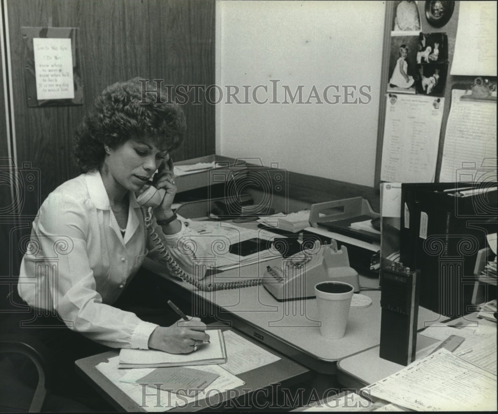 1982 Press Photo Detective Jody Urso of the Dane County Sheriff's office at work - Historic Images