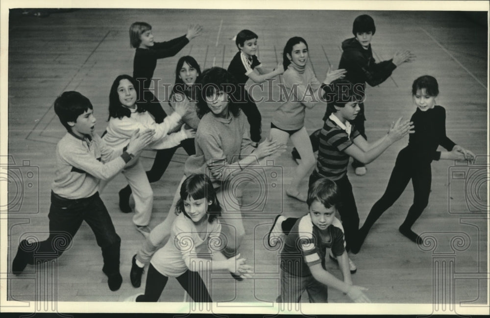 1983 Press Photo Students of The Theater School rehearse a play - mjc19310 - Historic Images