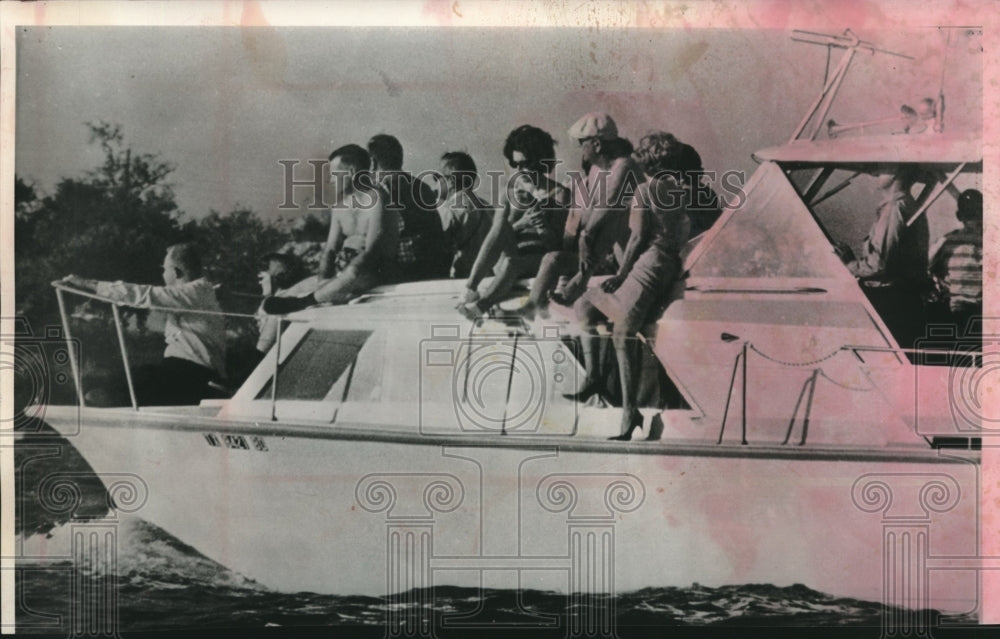 1964 Press Photo President Johnson on a boat on Granite Shoals lake in Texas - Historic Images