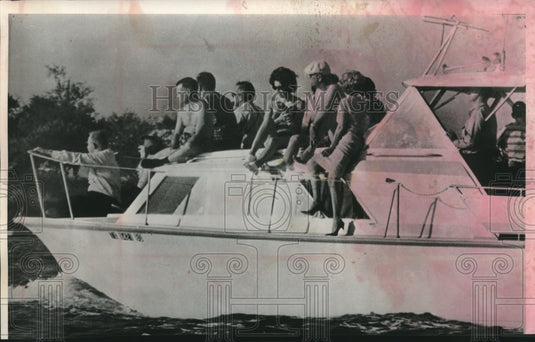 1964 Press Photo President Johnson on a boat on Granite Shoals lake in Texas - Historic Images