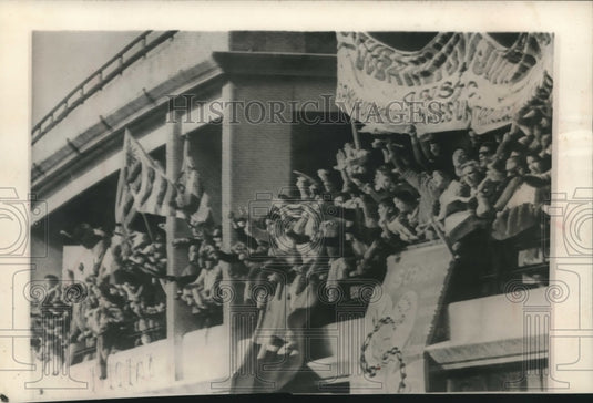 1981, Crowd greeting Ernesto Guevara at the Montevideo airport - Historic Images
