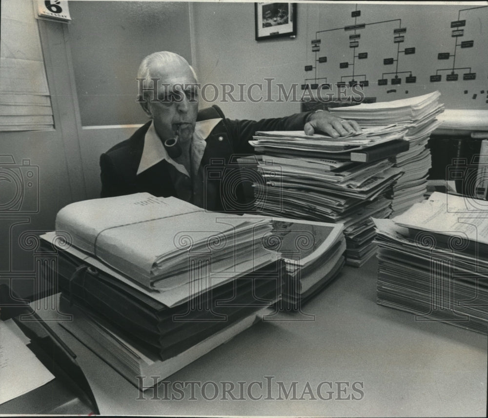 1977 Press Photo Milwaukee&#39;s Howard L. Thompson Among Literature on Solid Waste - Historic Images