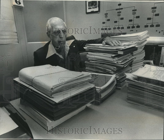1977 Press Photo Milwaukee's Howard L. Thompson Among Literature on Solid Waste - Historic Images