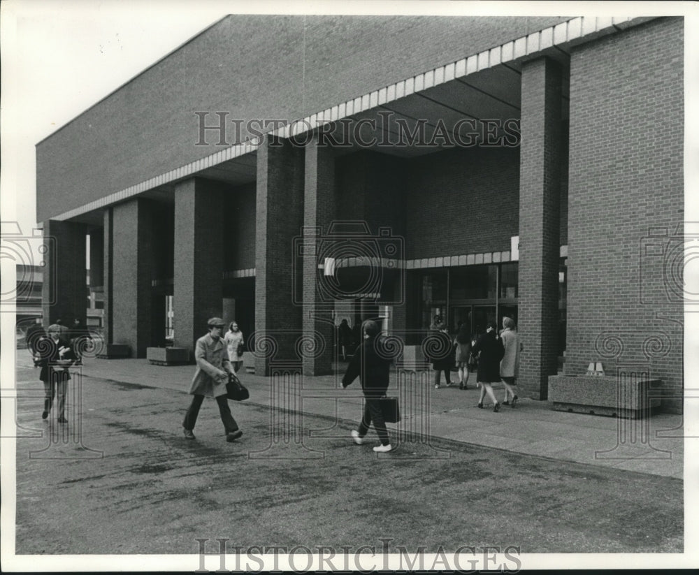 1972 Press Photo Students Walk Outside University of Wisconsin-Milwaukee Library - Historic Images