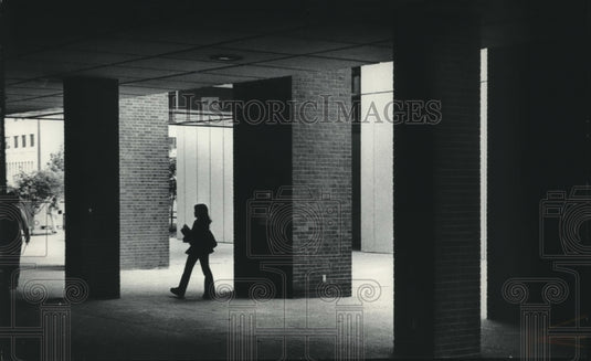 1977, Students Walk to University of Wisconsin-Milwaukee Library - Historic Images