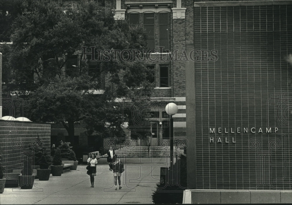 1991 Press Photo Students Walk Mellencamp Hall University of Wisconsin-Milwaukee - Historic Images