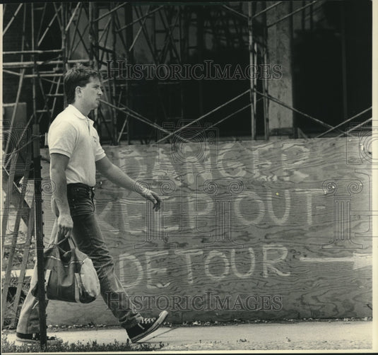 1986 Press Photo Paul Glesen Follows Detour at University of Wisconsin-Milwaukee - Historic Images