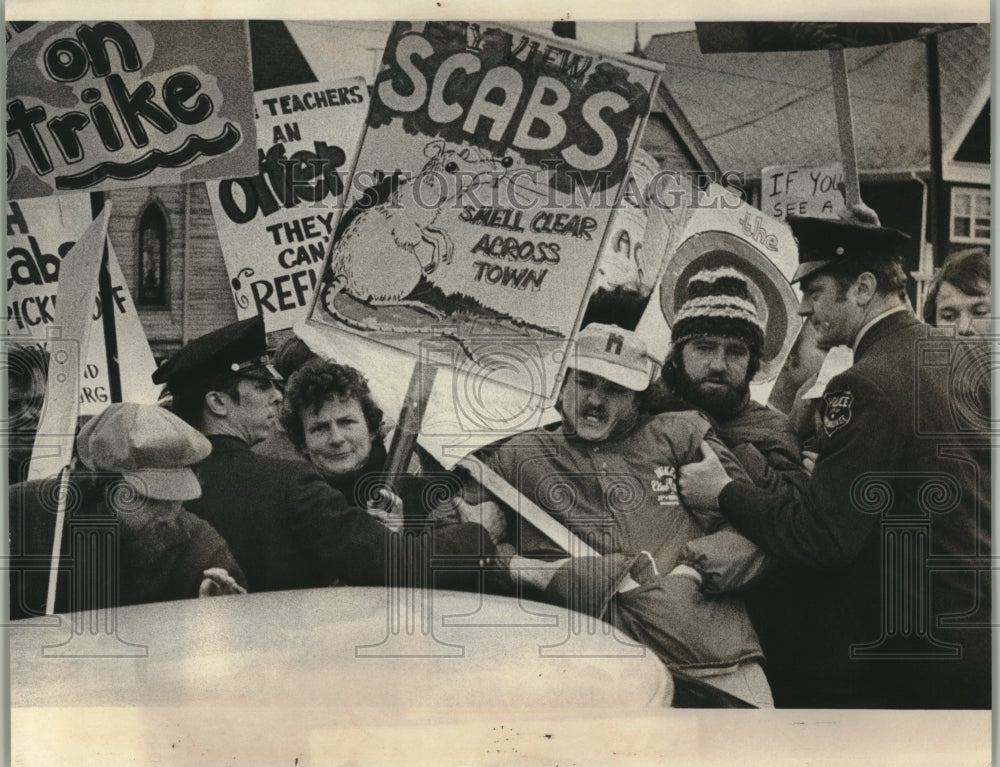 1977 Teacher strike at Bay View High School, Milwaukee, Wisconsin - Historic Images
