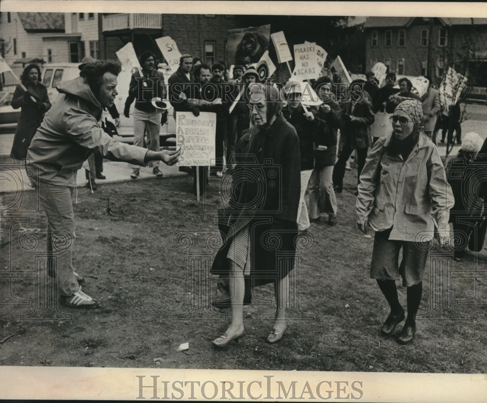 1977, Bay View High School teachers strike, Milwaukee, Wisconsin - Historic Images
