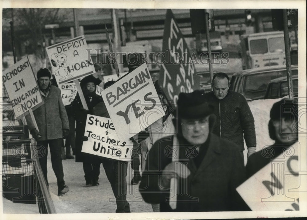 1969 Press Photo Striking teachers picket at Milwaukee Technical College - Historic Images