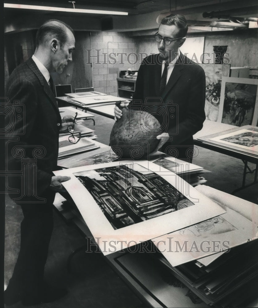 1963 Press Photo Thomas Tibbs &amp; Paul John Smith judge state art exhibit entries - Historic Images