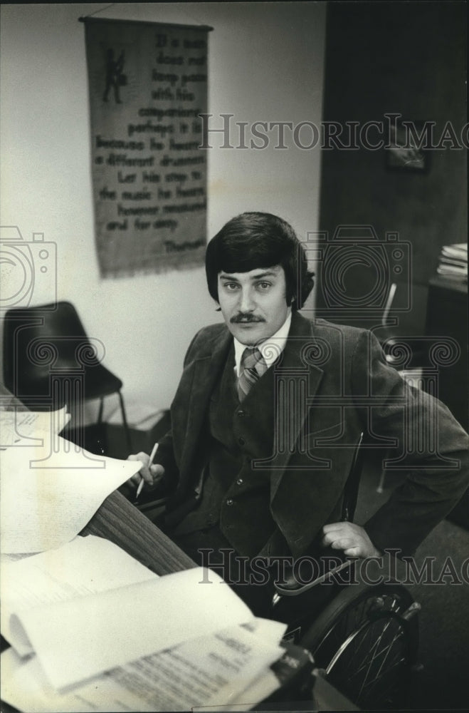 1976 Press Photo Greg Thomsen in his office at Marquette University, Wisconsin - Historic Images